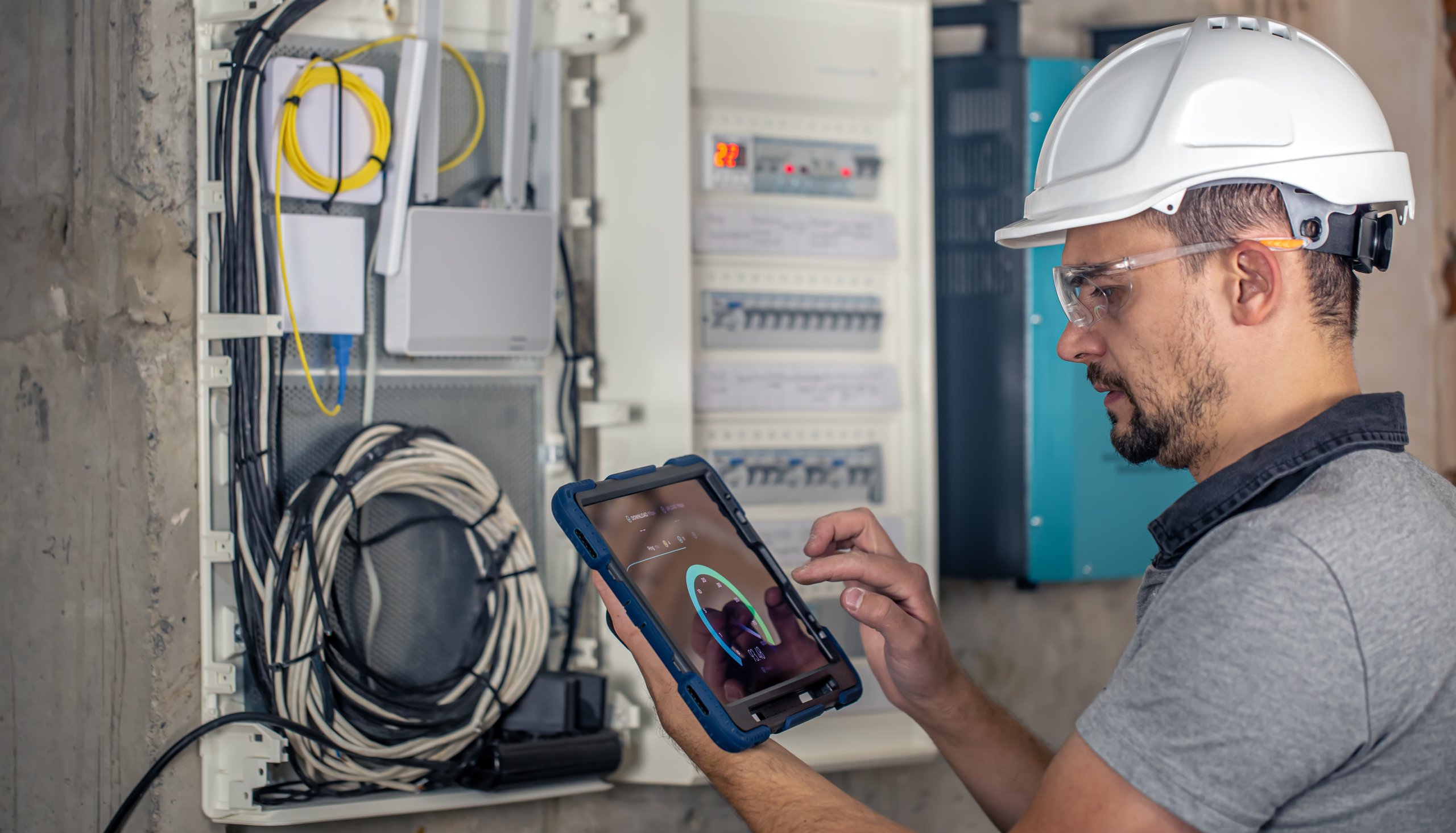tecnico-installazione-fibra-ftth-abitazione